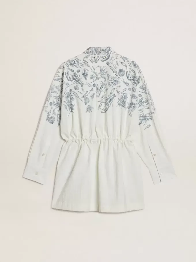 Korte shirtjurk voor dames van wit gestreept katoen met een blauwe maritieme print.