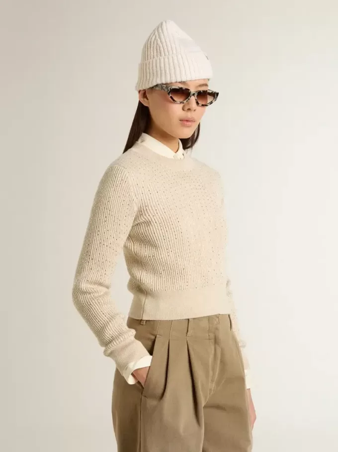 Korte trui met ronde hals van beige wol met kristallen over het hele oppervlak