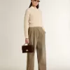 Korte trui met ronde hals van beige wol met kristallen over het hele oppervlak