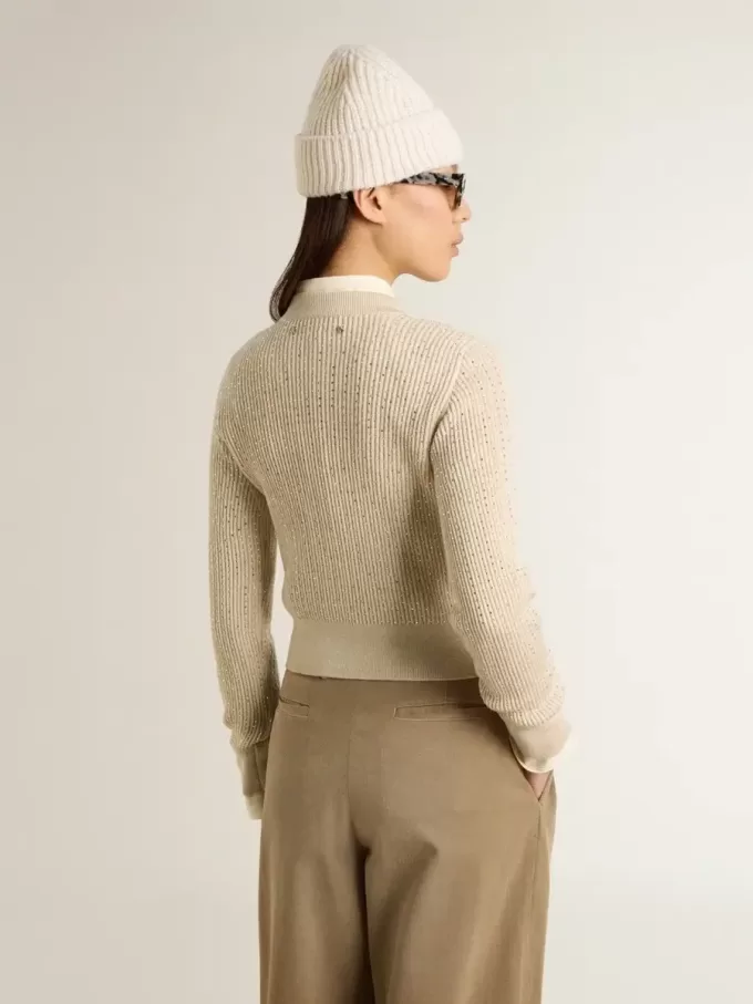 Korte trui met ronde hals van beige wol met kristallen over het hele oppervlak