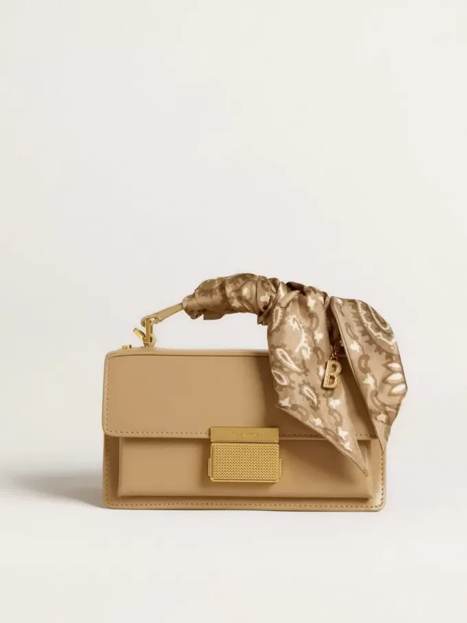 Letter B-bedeltje van goudkleurig messing met kristallen