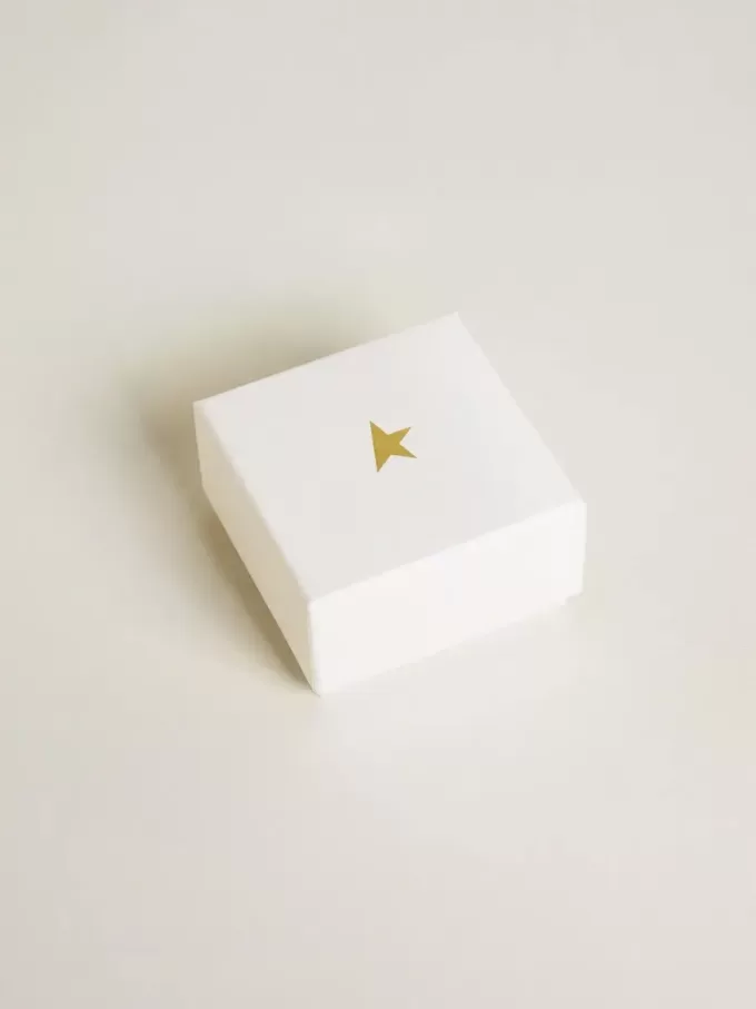 Letter E-bedeltje van goudkleurig messing met kristallen