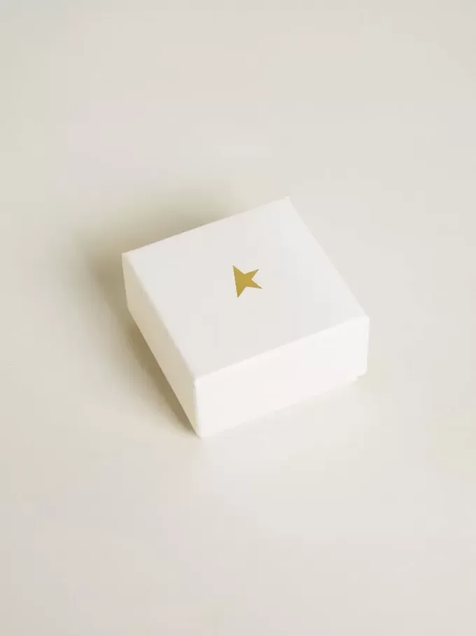 Letter F-bedeltje in goudkleurig messing met kristallen