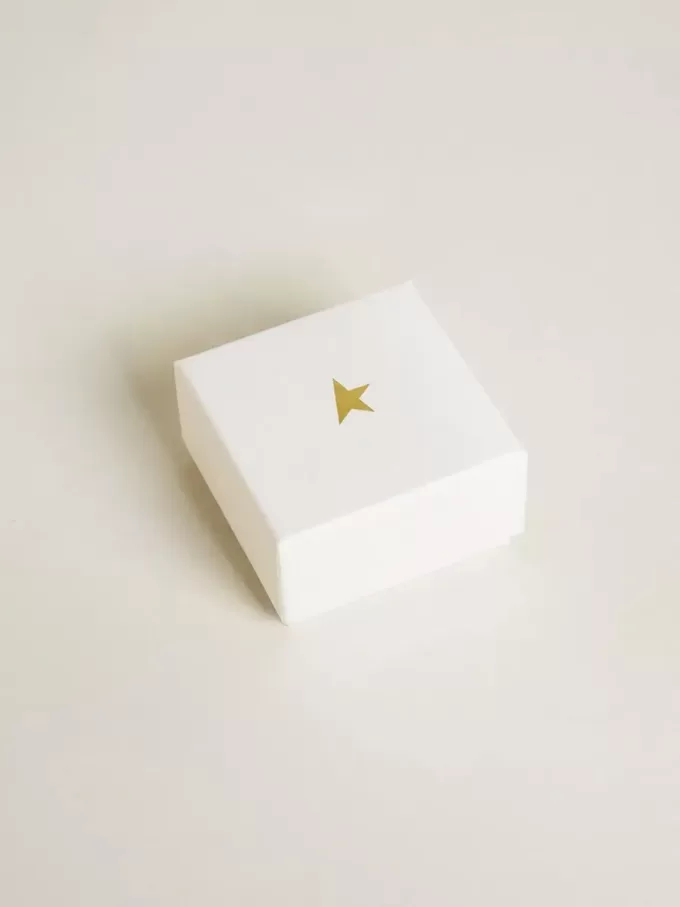 Letter G-bedeltje van goudkleurig messing met kristallen