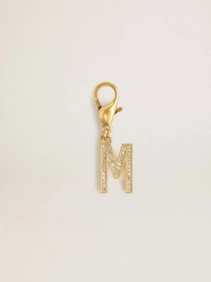 Letter M-bedeltje van goudkleurig messing met kristallen