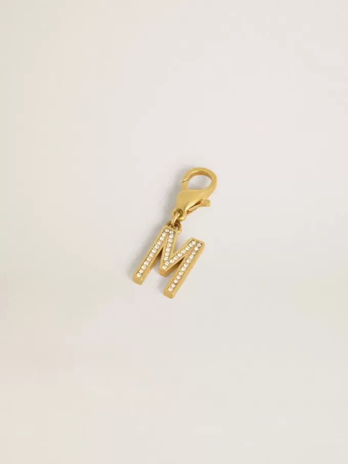Letter M-bedeltje van goudkleurig messing met kristallen