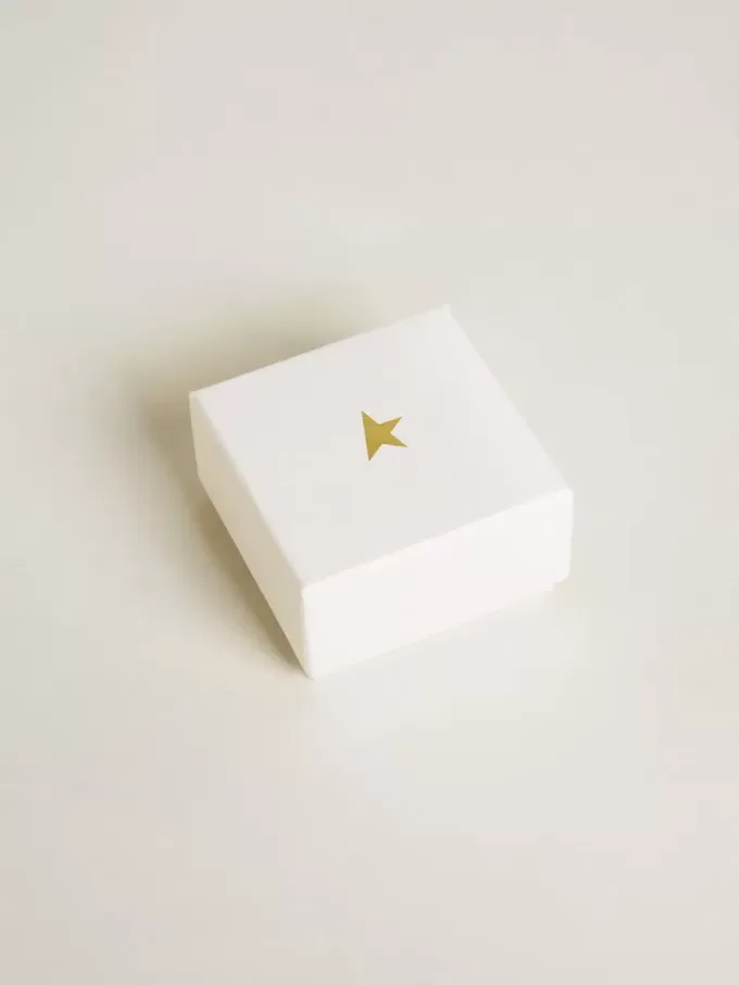 Letter M-bedeltje van goudkleurig messing met kristallen