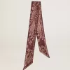 Lint van bordeauxrode zijden twill met paisleypatroon