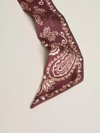 Lint van bordeauxrode zijden twill met paisleypatroon