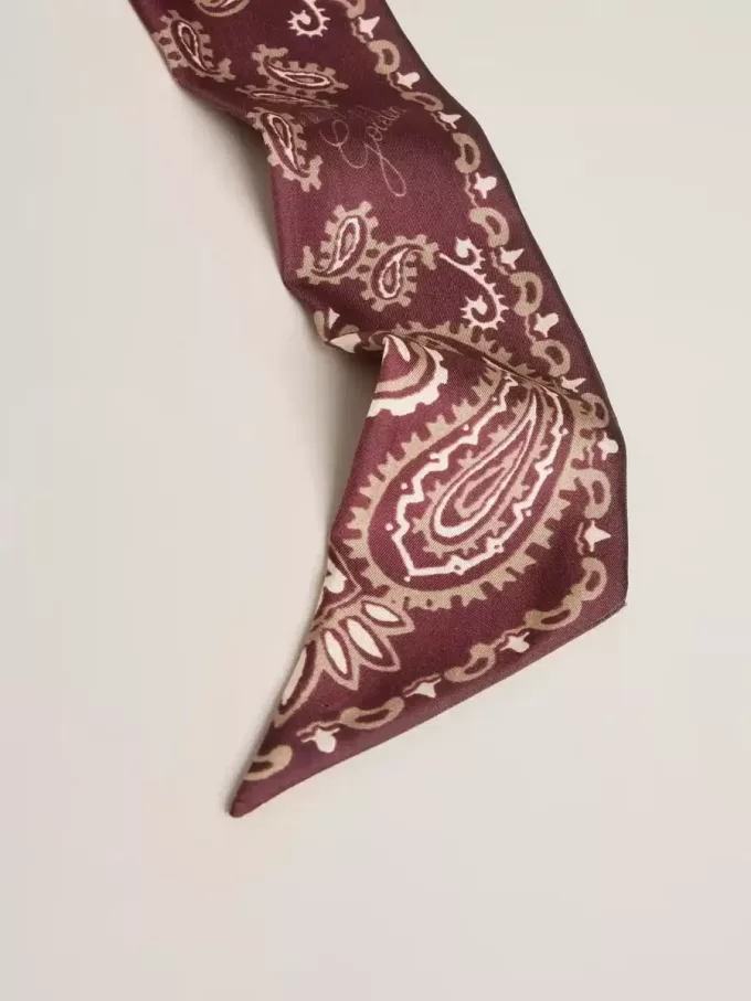 Lint van bordeauxrode zijden twill met paisleypatroon