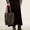 Lint van bordeauxrode zijden twill met paisleypatroon