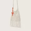 Macramé-tas voor dames van boterblanke katoen met een leren kreeftbedeltje.