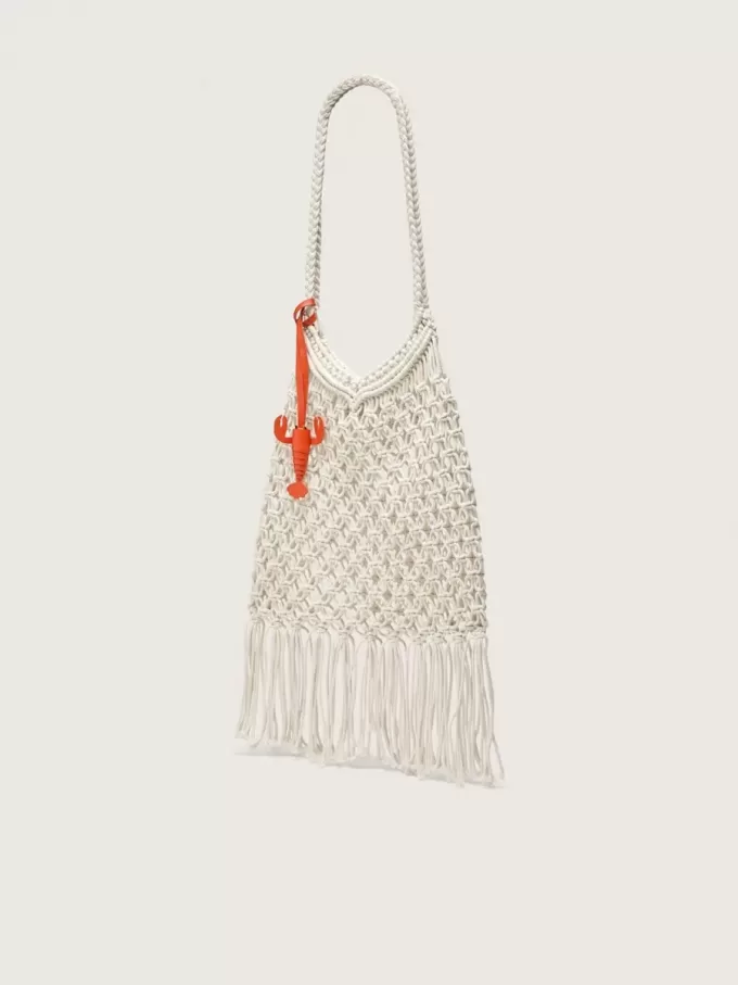 Macramé-tas voor dames van boterblanke katoen met een leren kreeftbedeltje.
