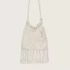 Macramé-tas voor dames van boterblanke katoen met een leren kreeftbedeltje.