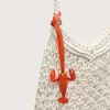 Macramé-tas voor dames van boterblanke katoen met een leren kreeftbedeltje.
