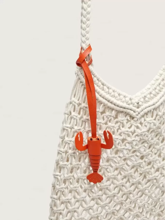 Macramé-tas voor dames van boterblanke katoen met een leren kreeftbedeltje.