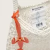 Macramé-tas voor dames van boterblanke katoen met een leren kreeftbedeltje.
