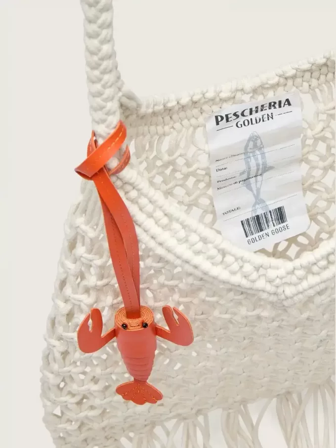 Macramé-tas voor dames van boterblanke katoen met een leren kreeftbedeltje.