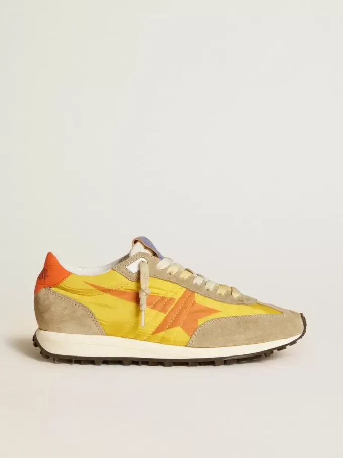 Marathon voor dames met geel nylon bovenwerk en oranje ster