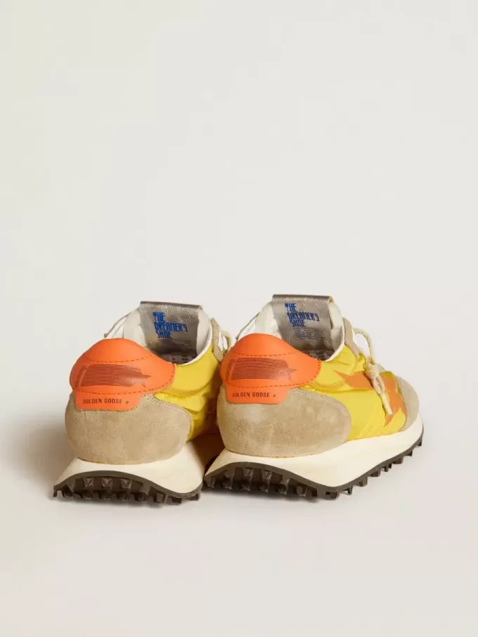 Marathon voor dames met geel nylon bovenwerk en oranje ster