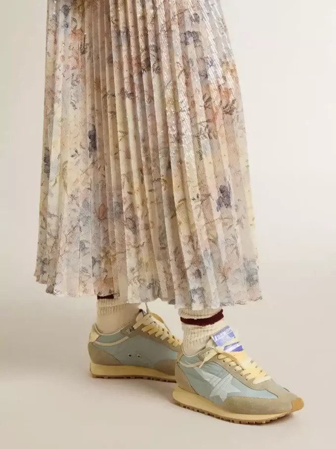 Marathon voor dames met lichtblauw nylon bovenwerk en pastelblauwe ster