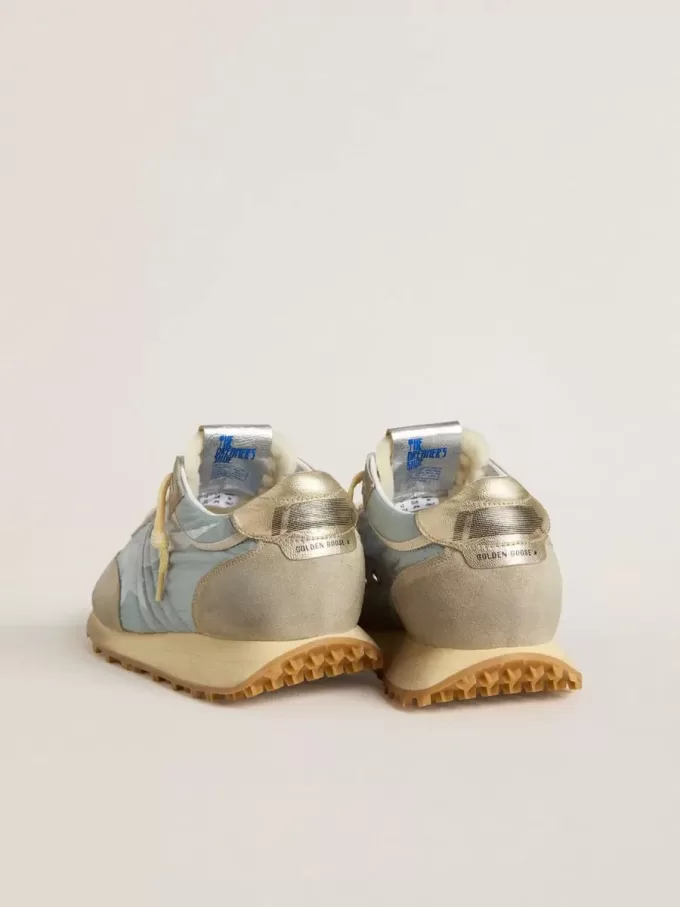 Marathon voor dames met lichtblauw nylon bovenwerk en pastelblauwe ster