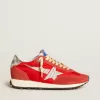 Marathon voor dames met rood nylon bovenwerk en zilveren ster
