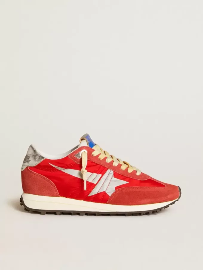 Marathon voor dames met rood nylon bovenwerk en zilveren ster