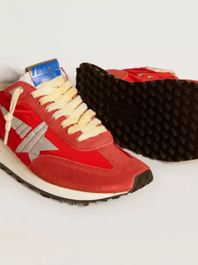 Marathon voor dames met rood nylon bovenwerk en zilveren ster