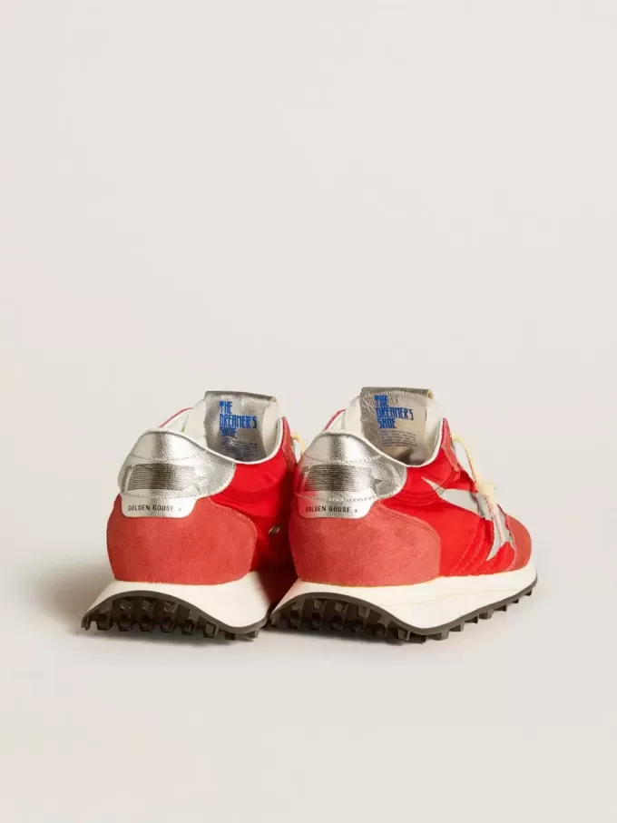 Marathon voor dames met rood nylon bovenwerk en zilveren ster