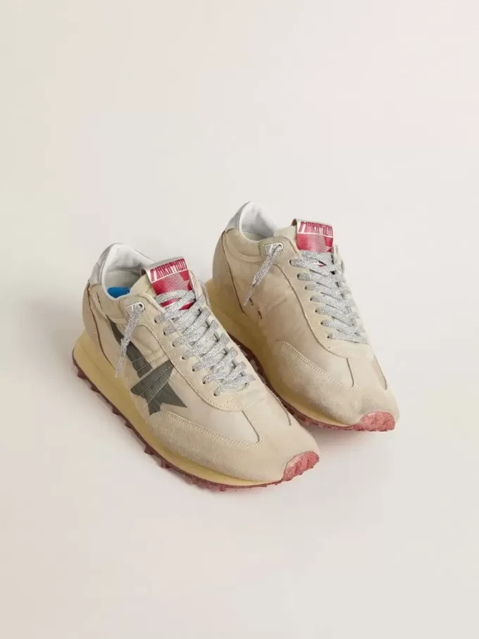 Marathon voor heren met beige nylon bovenwerk en grijze ster