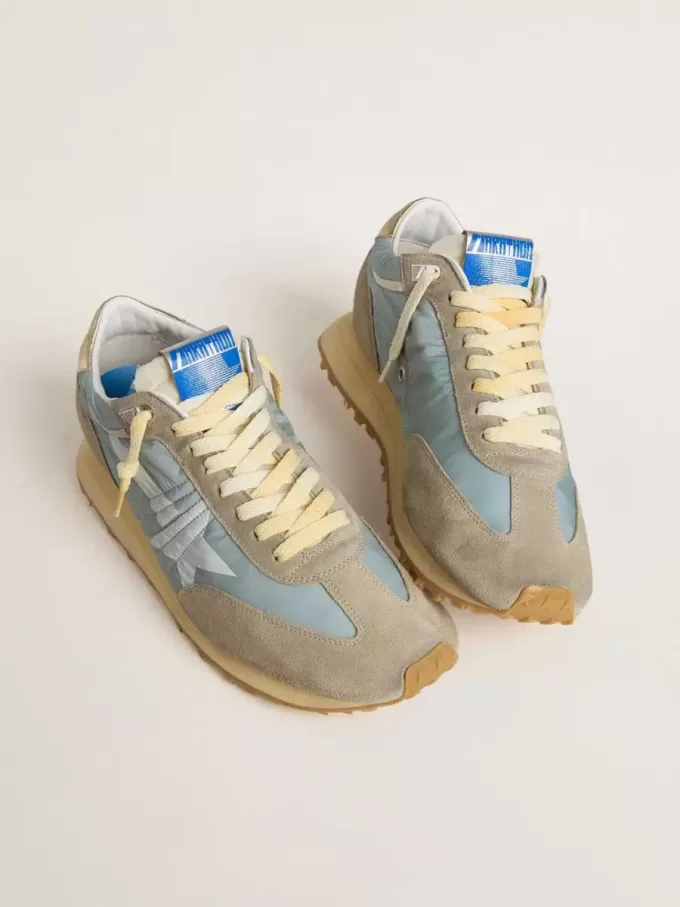Marathon voor heren met lichtblauw nylon bovenwerk en pastelblauwe ster