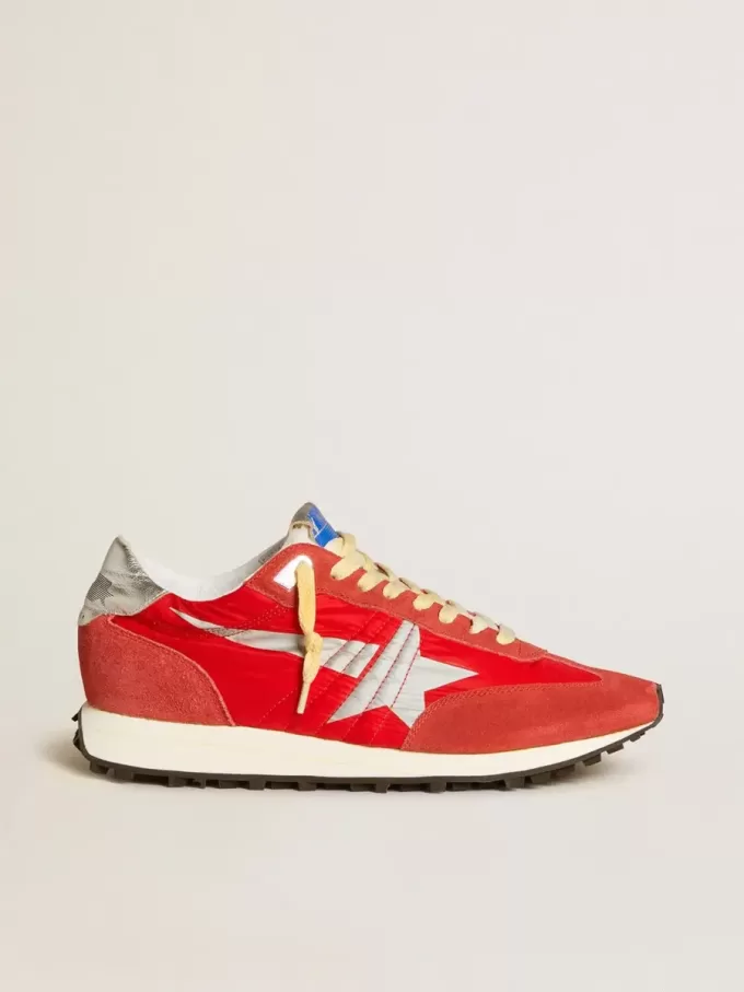 Marathon voor heren met rood nylon bovenwerk en zilveren ster