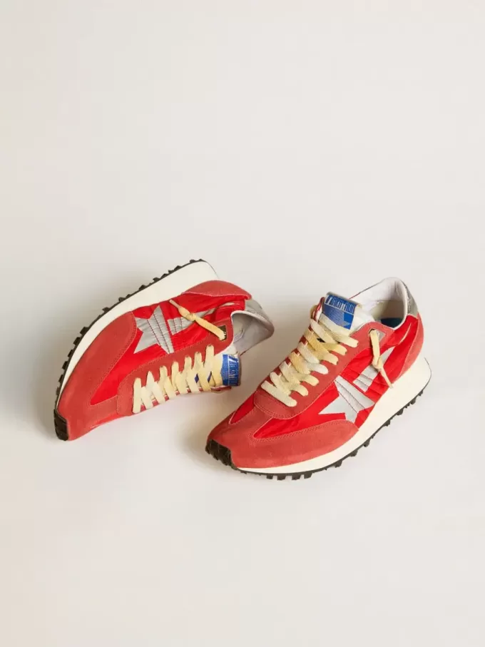 Marathon voor heren met rood nylon bovenwerk en zilveren ster