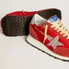 Marathon voor heren met rood nylon bovenwerk en zilveren ster