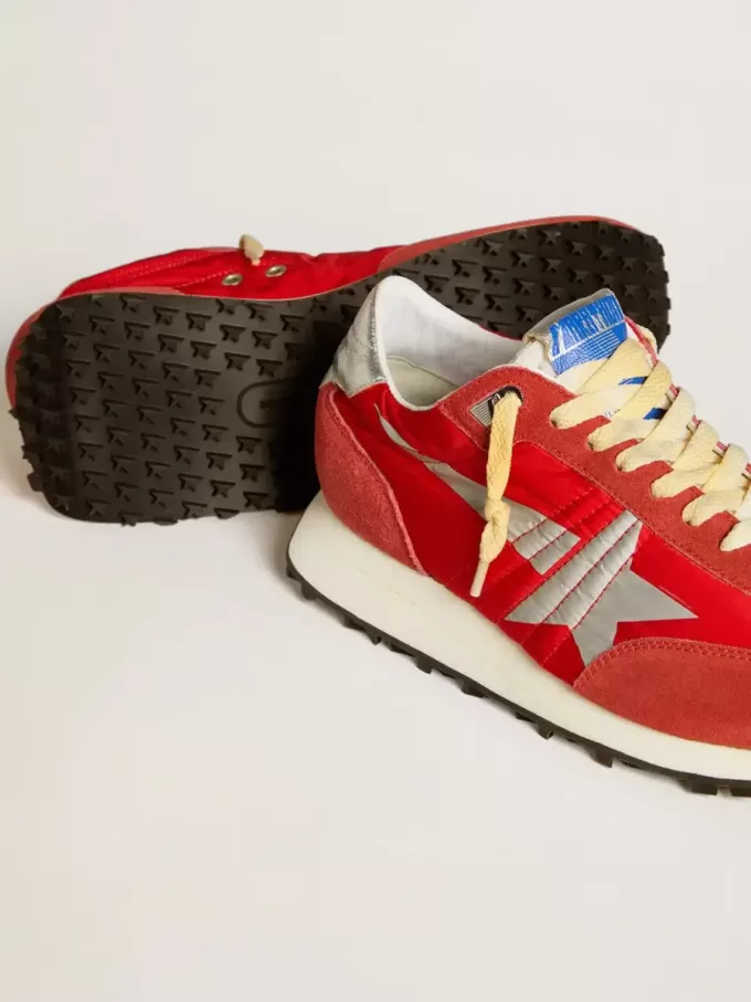 Marathon voor heren met rood nylon bovenwerk en zilveren ster