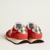 Marathon voor heren met rood nylon bovenwerk en zilveren ster