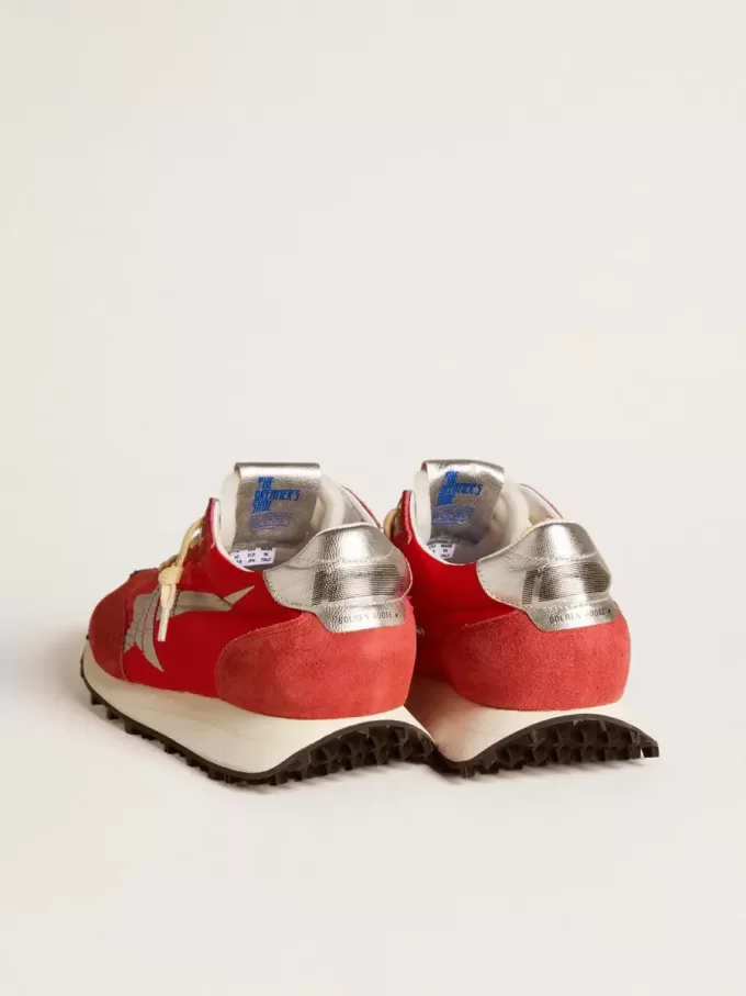 Marathon voor heren met rood nylon bovenwerk en zilveren ster