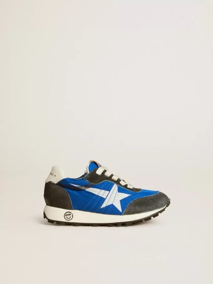 Marathon Young in blauw nylon met bedrukte ster en leren hielstuk