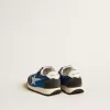 Marathon Young in blauw nylon met bedrukte ster en leren hielstuk