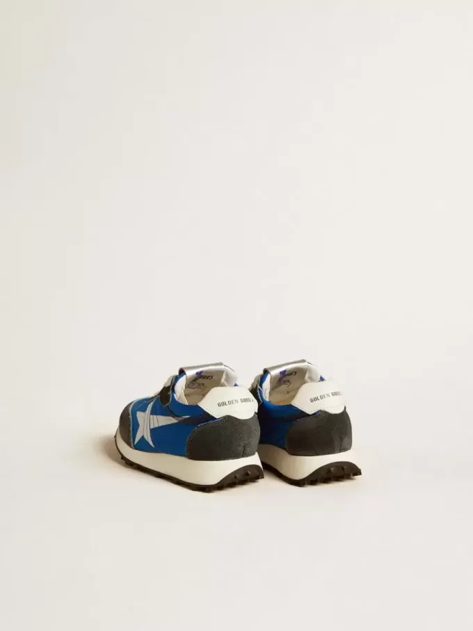 Marathon Young in blauw nylon met bedrukte ster en leren hielstuk