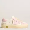 May Teen in wit en roze leer met roze leren ster