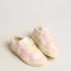 May Teen in wit en roze leer met roze leren ster