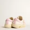 May Teen in wit en roze leer met roze leren ster