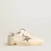 May Teen in wit leer met gouden glitterster en zilveren hielstuk