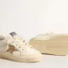 May Teen in wit leer met gouden glitterster en zilveren hielstuk