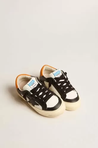 May Teen in zwart en wit leer met zwarte ster en oranje hiellip
