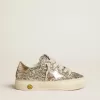 May Young in platina glitter met metallic leren ster en hielstuk May Young in platina glitter met metallic leren ster en hielstuk