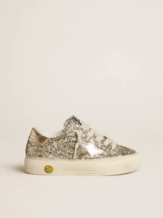 May Young in platina glitter met metallic leren ster en hielstuk
