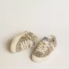 May Young in platina glitter met metallic leren ster en hielstuk May Young in platina glitter met metallic leren ster en hielstuk